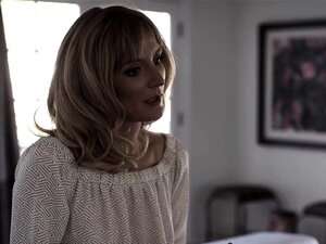 Une MILF se masturbe en regardant. Elle se masturbe en regardant sa
