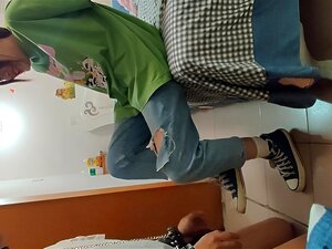 Opiskelija tyttö high-top kangas kengät askel poikasen