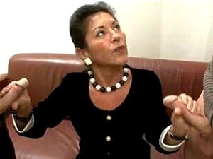 Deutsche Hirsute-Oma wird von zwei Kumpels gefickt