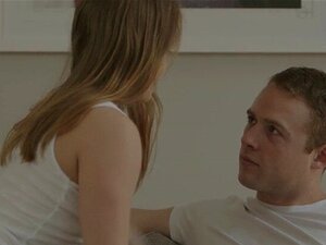 Schattige babe gaat op een lul zitten. Mooie schattige meid met een