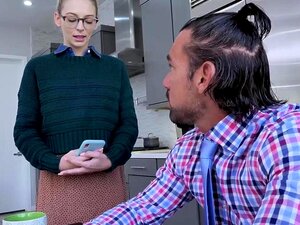 När Johnny fångar sin styvdotter Lily när hon pratar olämpligt med