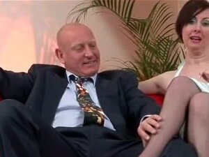 Geile Frau in Strümpfen mit einem reifen Typen wird geil