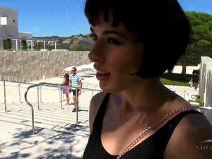ATKGirlfriends video: Coco doet mee in het kunstmuseum op een