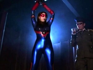 Überbewusste Superheldin ist leicht gedämpft