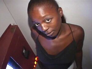 Freaky svart jente Latoya tar på seg etterfølgere ved gloryhole