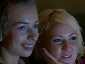 Einen geilen Typen verwöhnen. Wilde Schönheiten wechseln sich ab,