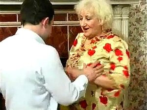 Brustige Oma durchbohrt. Brustige, lockige Oma wird durchgebohrt