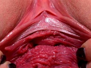 Versaute tschechische Süße spreizt ihre rosa Muschi dem Fremden.