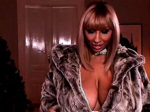 Großtittige Blondine Striptease