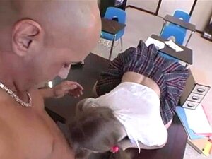 freie Stunde mit eleganter 20-jähriger Schulmädchen