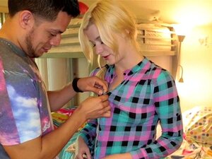 18-jährige Muschi wird gedehnt. 18-jährige Muschi WIRD von einem