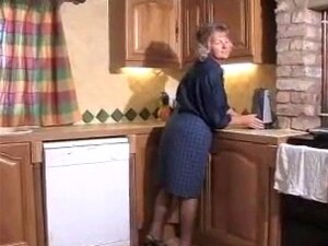 Oma in dunklen Schläuchen spielt auf den Stufen