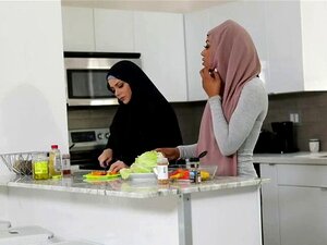 Oliver leckt heimlich Milus Muschi unter ihrem Hijab. Milu tut so, als