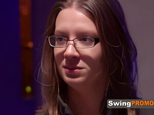 Swinger bekommen Interracial in einer Orgie im roten Raum mit Paaren