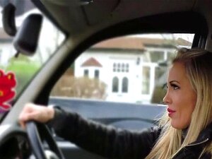 Perverser blonder Ficktyp im Taxi. Riesentitten-Perverse blonde
