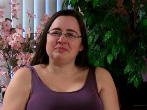 Cori haastatteluelokuvassa - AtkHairy, Corilla on karvainen pillu,