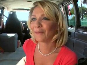 Freches Sexangebot für süßen Schatz. Die süße Süße bekommt ein