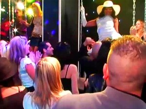 Geile Swinger-Süße ficken in der Öffentlichkeit