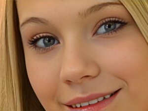 18-jährige Blondine zieht sich Rosa aus und breitet sich aus