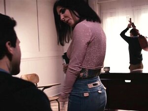 La sexy e carina scolaretta viene scopata analmente dal suo amico. La