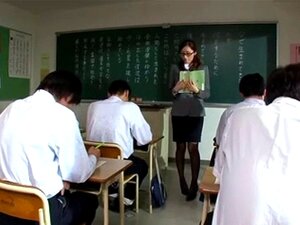Wunderschöne japanische Lehrerin