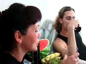 Kuumaa ja seksikästä tummatukkaista kypsää huoraa, jolla on mukava