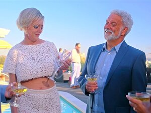 MILFY schwanzhungrige Prominente Dee fickt Server auf hausparty