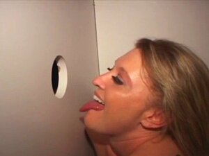 Blonde ronde amateur fait une pipe et baise à travers le Glory Hole.