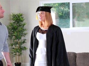 Schatje grad neukt stiefvader. Schattige afgestudeerde zuigt en neukt