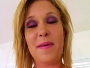 Blondi MILF leikkii tiukalla perseellään