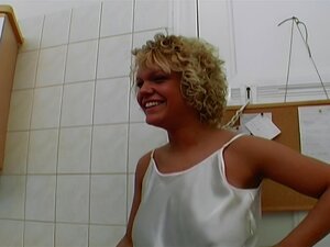 Heiße deutsche Stiefmutter, die ich gerne ficken würde, bekommt