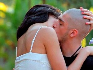 Babe bläst im Wald. Babe bläst und hat Sex im Wald