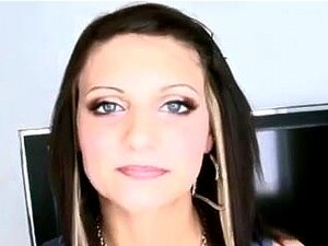 Kylie Moore spritzt vor einer Webcam. Hawt-Schönheit in einer