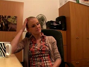 Wunderbarer Schwanzvergnügen. Die süße Süße bekommt Geld für