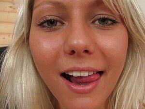 Pinky June pukeutuneena seksikkääseen pupuun näyttää