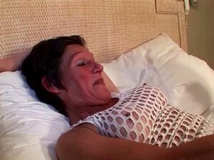 Dünne reife, bohrende Muschi mit einer Karotte