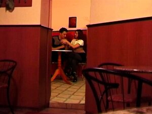 Hård analsex i en offentlig kafé