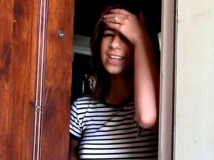 Eine süße Mieterin lutscht und fickt den großen Schwanz ihres