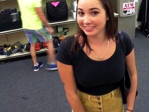 Süße Studentin wird hart in ihre saubere, fette Muschi gefickt. Enge