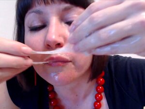 Deutsche MILF fistet sich im Kühlschrank. Dreckiger Talk