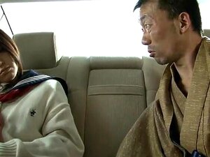 Freche asiatische Schulmädchen wird gekonnt geleckt