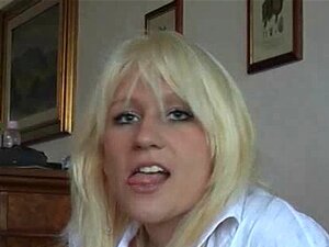 Adela spielt mit zwei Typen bei ihrem ersten CASTING