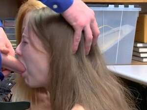 Zierliche Süße und busty reife Stiefmutter wird gefickt. Busty