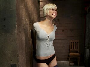 Heiße Blondine wird gefesselt und zum Strippen gebracht. Fuß ***,