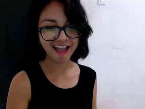 Brünette süße Camgirl zeigt ihre Muschi und ihren Arsch bei uns