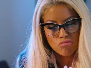 Lesbische Büro-MILFs mit großen Titten und in High Heels genießen