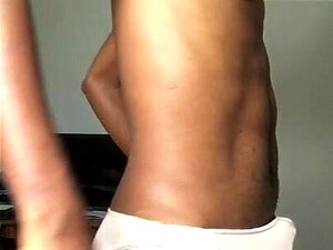 Pridružite se i pogledajte kako ovaj crni mačo na web kameri odaje