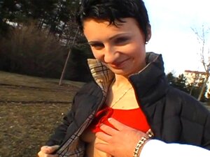 Nat en wild bosneuken. Babe krijgt haar natte kut tussen de struiken