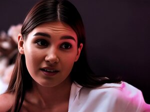 Lia Lin schenkt Promi-Model Ellie Luna mit großem Schwanz ihre