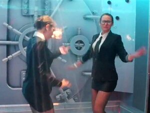 Heta dockor suger kuk och njuter av knull och sexorgie. Onda